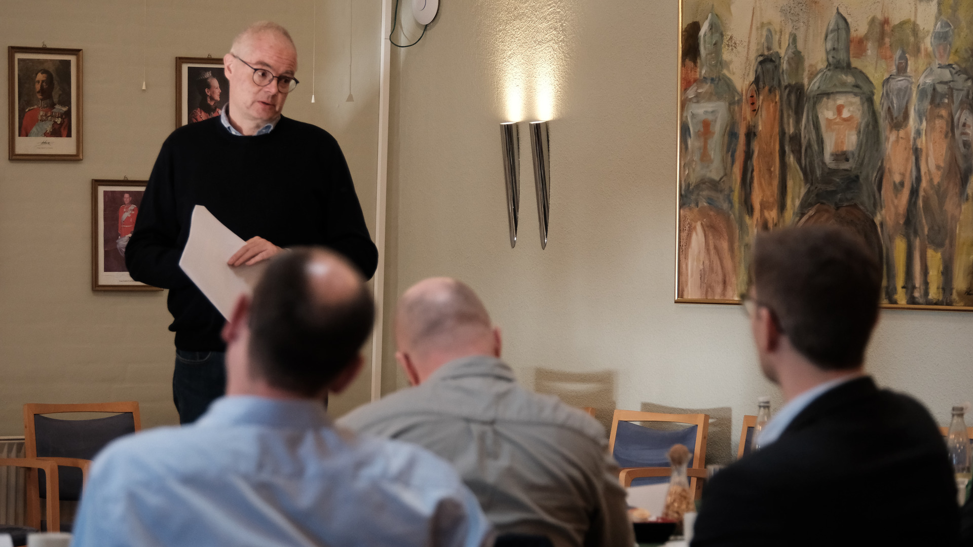 Deltagere på bestyrelsesuddannelsens tredje hold følger undervisningen på Agerskov Kro
